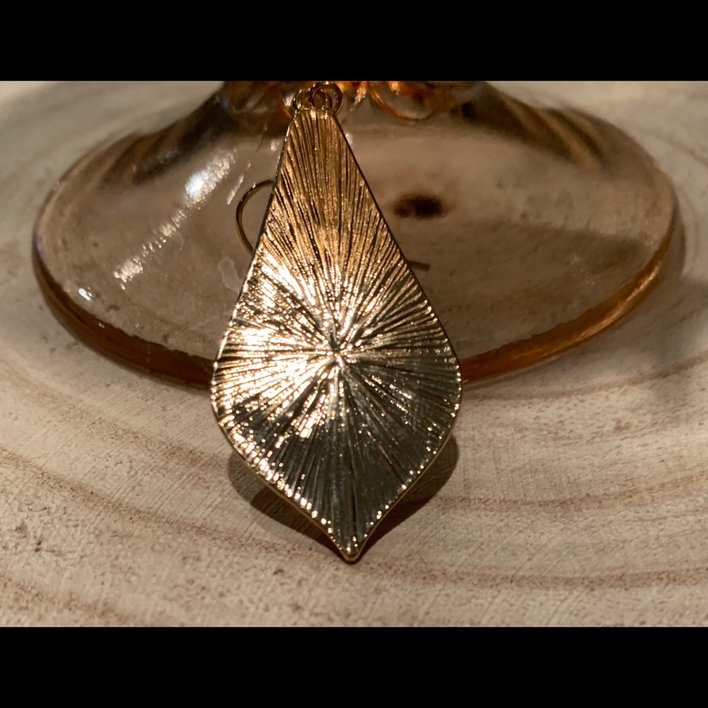 LucyLou Gold Abalone Incudo Sea Teardrop earring - Picture 3 of 3